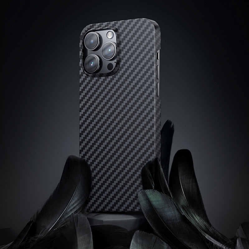 Apple iPhone 14 Pro Max Kılıf M-safe Özellikli Karbon Fiber Benks Essential Kevlar Kapak Siyah