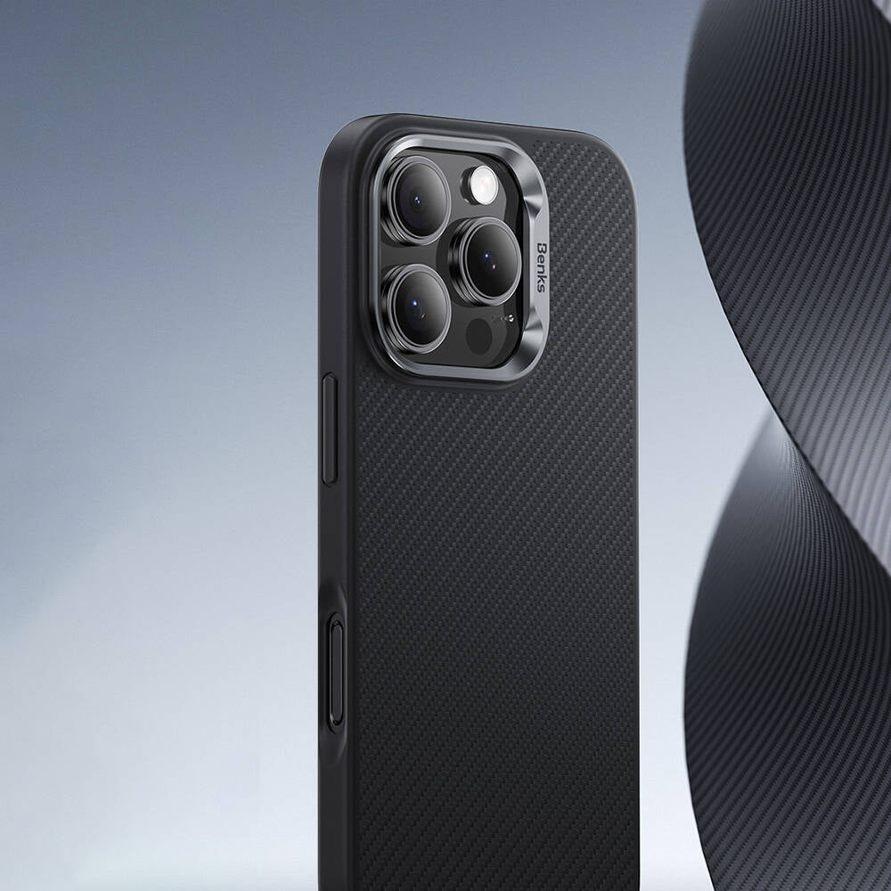 Apple iPhone 16 Kılıf Karbon Fiber M-safe Şarj Özellikli Benks Hybrid ArmorPro 600D Kevlar Kapak Siyah
