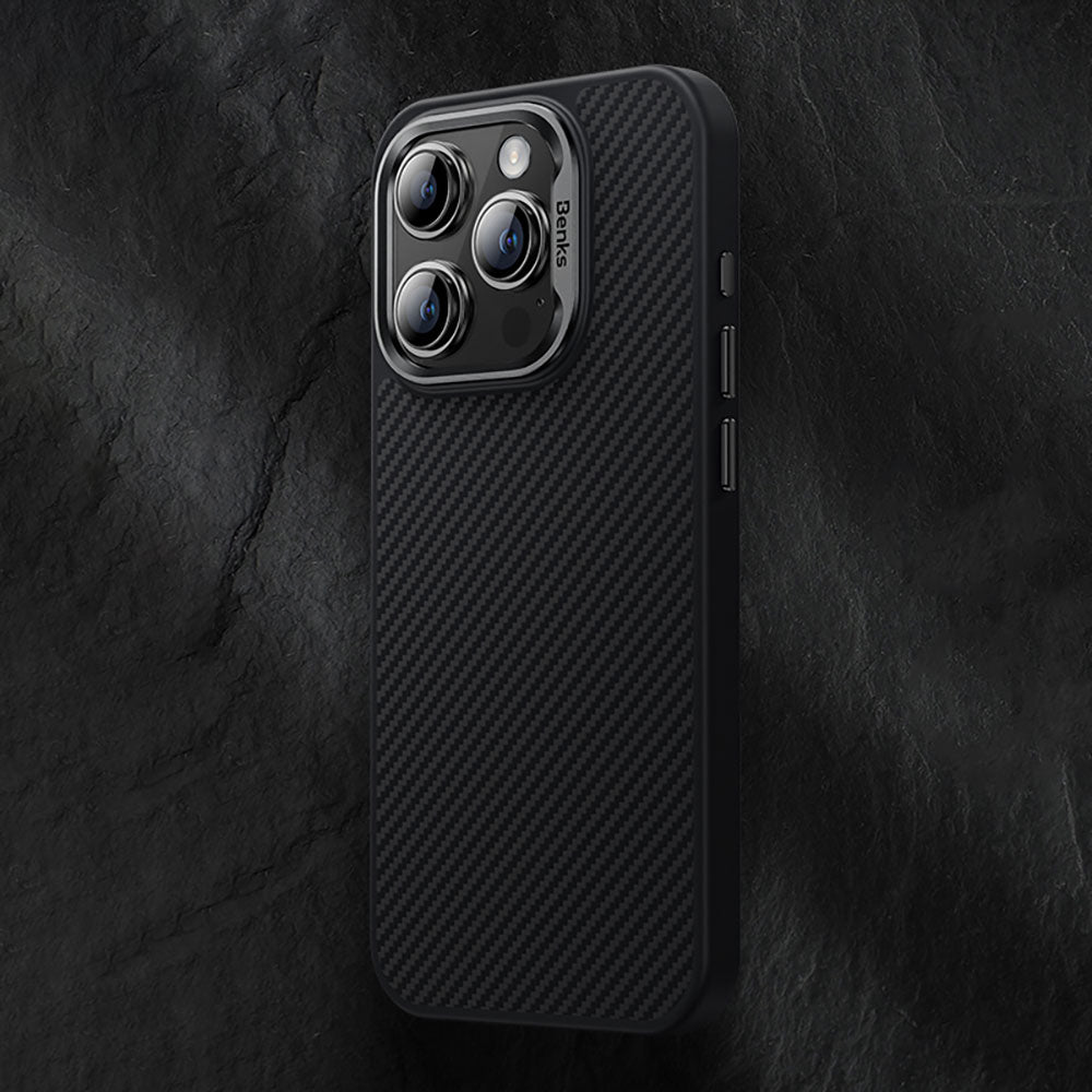 Apple iPhone 15 Plus Kılıf Karbon Fiber M-safe Şarj Özellikli Benks Hybrid ArmorPro 600D Kevlar Kapak Siyah