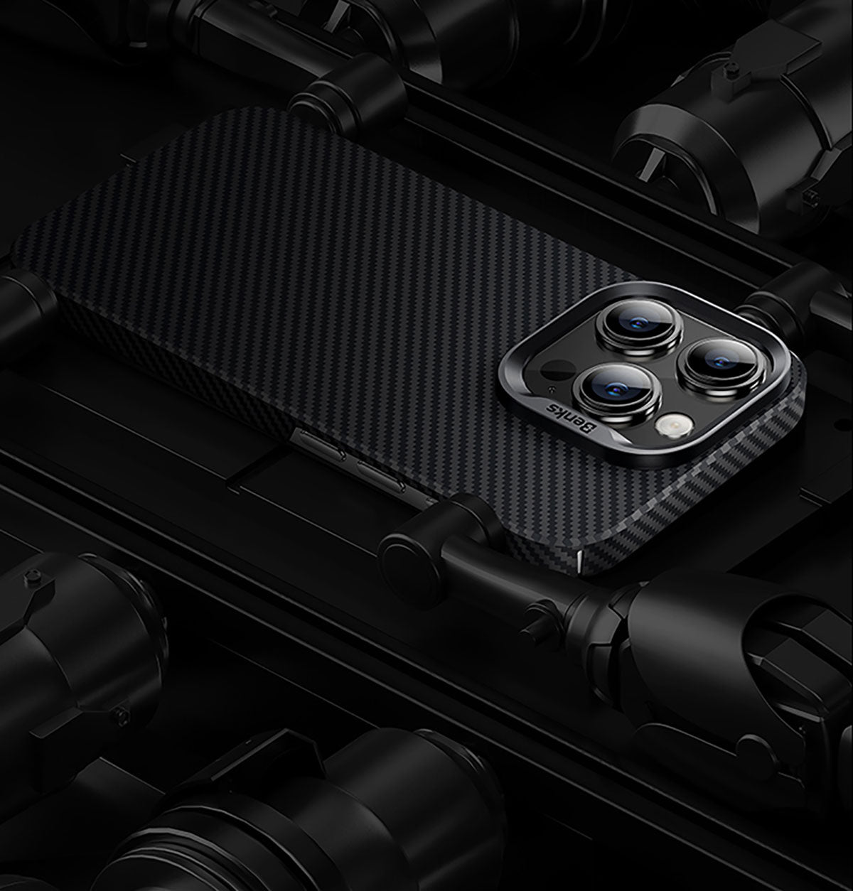 Apple iPhone 15 Plus Kılıf M-safe Özellikli Karbon Fiber Benks Essential ArmorAir 600D Kevlar Kapak Siyah