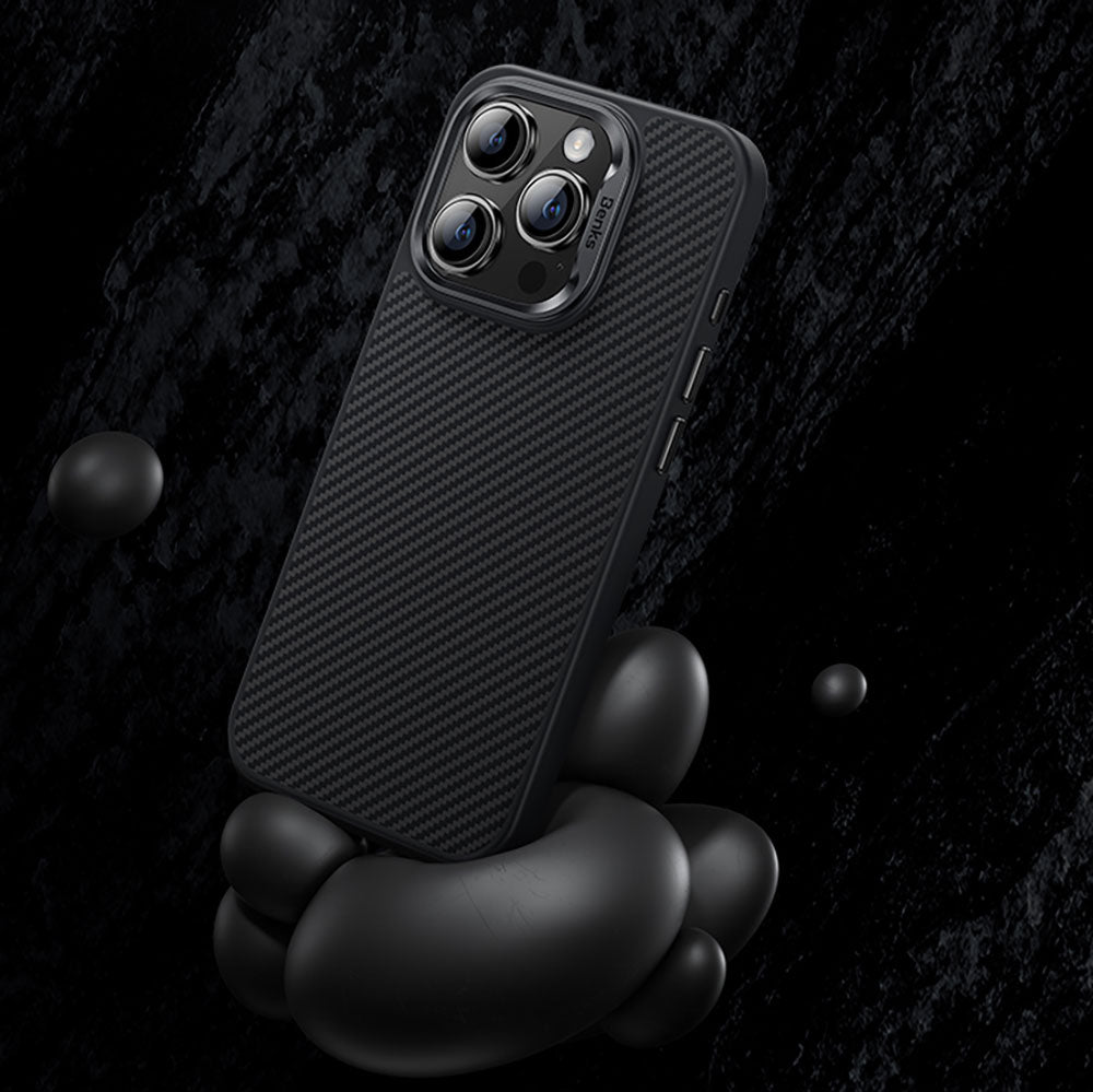 Apple iPhone 15 Pro Max Kılıf Karbon Fiber M-safe Şarj Özellikli Benks Hybrid ArmorPro 600D Kevlar Kapak Siyah