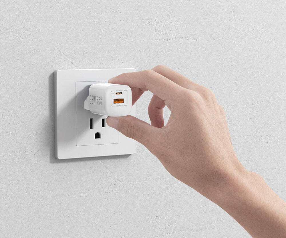 Wiwu Wi-U008 GaN Tech PD Hızlı Şarj Özellikli QC 3.0 Seyahat Şarj Başlığı 33W Beyaz